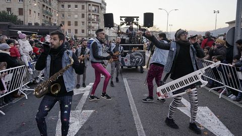 Miles de personas salieron a las calles de Ourense para recibir a sus majestades de Oriente pese al frío