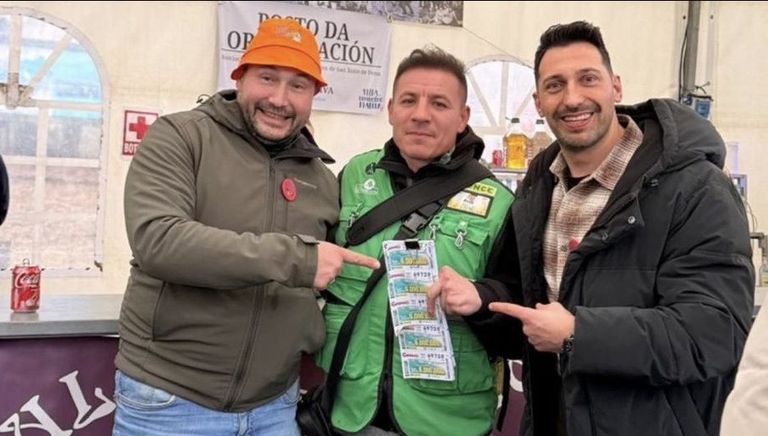 Pablo Fl&oacute;rez, el vendedor, con dos&nbsp;de los asistentes