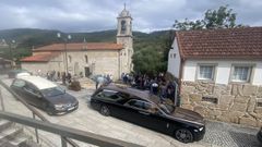 Coches fnebres con los atades del matrimonio.