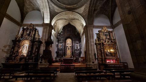 Interior de la iglesia de Santa Mara Nai de Ourense, con la imagen de la Piedad (1775), en madera policromada en el retablo de la derecha.