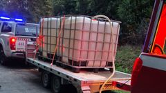 Los integrantes de la agrupaci�n local de Protecci�n Civil son los encargados de llevar el agua a estos dos n�cleos de poblaci�n