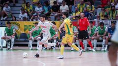 Cuello, con la pelota en el choque contra el Ja�n disputado en el Olivo Arena