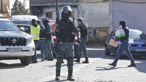 Operativo antidroga de la Guardia Civil en el poblado de O Vao