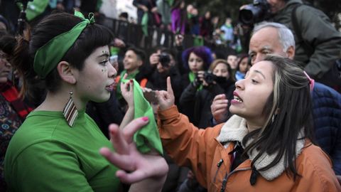 Manifestantes proabortistas y contrarios a la legalizaci�n se manifestaron frente al Parlamento de Buenos Aires durante el debate del proyecto de ley