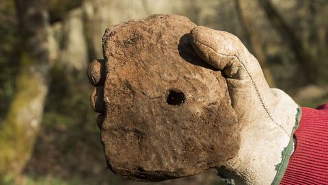 Una piedra agujereada encontrada en el castro de Leira Rapada, que probablemente se us como contrapeso en un antiguo telar 