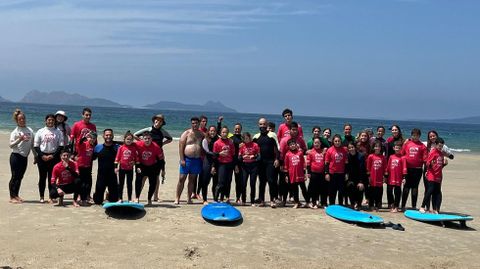 El campamento incluy� una visita a Nigr�n para practicar surf terap�utico en la playa