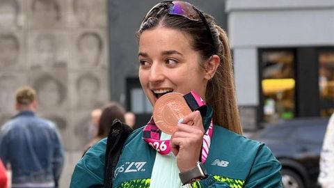 La joven, con su medalla �finisher�