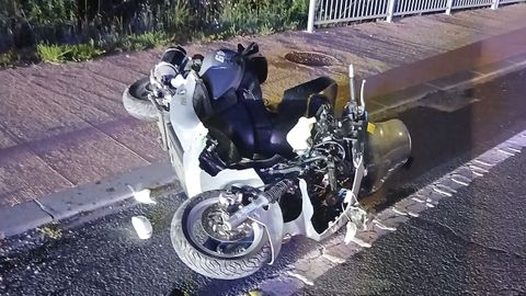 Estado en el que qued� la moto tras el accidente en Paderne de Allariz.
