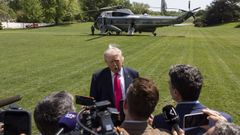 Donald Trump da una rueda de prensa antes de iniciar un viaje a Las Vegas.