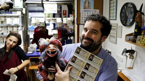 Guillermo Moreno tiene una coleccin de ms de 300 brujas dentro de su local en la calle Oporto en Vigo. 