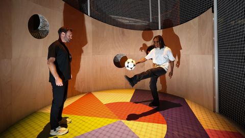 Exhibicin inmersiva 'Football City, Art United', Juan Mata y Edgar Davids