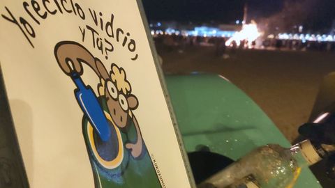 Recogida de vidrio durante la noche de San Juan