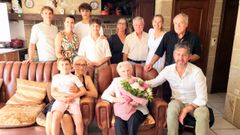 La protagonista, con el ramo de flores, junto a su familia y el alcalde y la concejala de Cultura de Porto do Son.