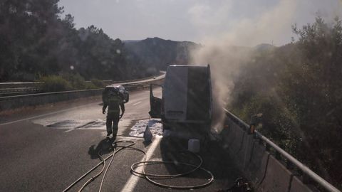 Furgoneta incendiada en la A-52, en Carballeda de Avia.
