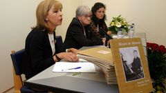 Mar�a do Carme Malde, en el centro de la foto, en el acto de presentaci�n del libro que escribi� sobre su padre