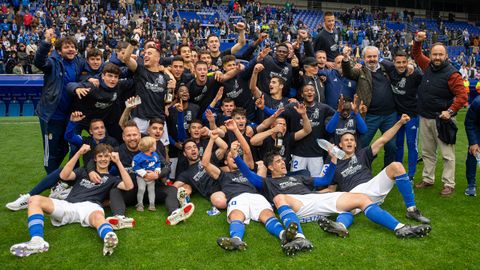 Los futbolistas del Vetusta celebran el ascenso a Segunda RFEF