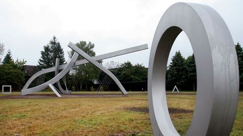 Escultura de Leopoldo Nvoa en el campus universitario