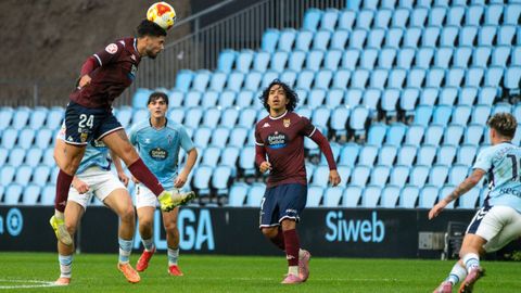 Luisao, en el centro de la imagen, durante el partido ante el Celta Fortuna