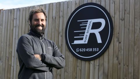 Luis Rodríguez, «Monín», retratado este sábado en la escuela de surf que comanda en Doniños