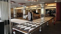 Carlota Fajardo explica que est�n acabando de redecorar el sal�n principal de Chicolino