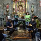 La ma�ana remat� en la iglesia con un concierto del grupo 1.800.