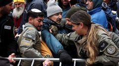 Policas empujan a manifestantes ante la residencia de Netanyahu en Jerusaln.