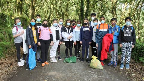 Nios del CEIP Ramn de Valenzuela, limpiando un tramo del Camino de Santiago.