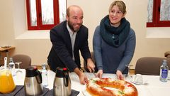 Villares y Santos cortando un rosc�n de Reyes en enero