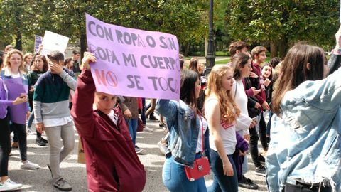 Cientos de estudiantes toman las calles de Oviedo en contra de la sentencia de La Manada