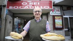 El hostelero muestra con orgullo delante del reconocible negocio algunos de los bocadillos de mejor acogida. �� xente os que m�is lle gustan son o de calamares, o de xam�n asado e o de milanesa de polo�, cita sin dudar