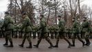 Cadetes de las fuerzas prorrusas desfilando en la ciudad ucraniana de Donetsk, controlada por los separatistas