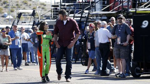 Danica Patrick, una de las pilotos m�s medi�ticas, charla tranquilamente antes de comenzar la carrera.