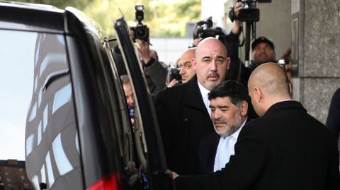 Maradona, saliendo de su hotel en Madrid