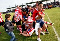 Los jugadores del C�ltiga celebrando el ascenso; ahora no hay motivos para la alegr�a.