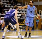 El base Dani Rodr�guez dirige a sus compa�eros ante la defensa del local Schreiner.