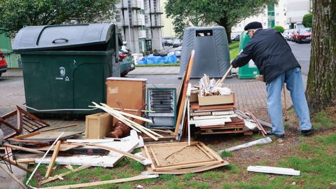 Un vecino de Caranza revisa los �ltimos muebles que dejaron tirados en el parque de personajes ilustres.