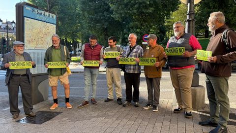 Vecinos de la plataforma 'El Campill�n no se toca' presentan el inicio de una campa�a de carteles contra la construcci�n de un nuevo parking en el barrio.