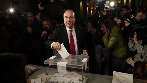 El l�der del PSC, Miquel Iceta, ya ha votado en un colegi electoral de Barcelona. 