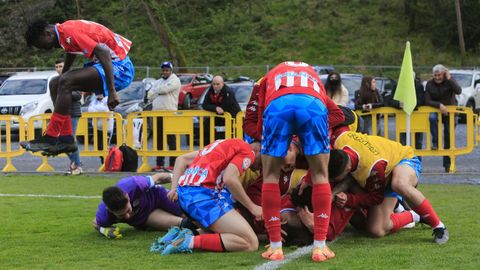 Todos los jugadores celebraron el gol de Rojo como si fuese una victoria.