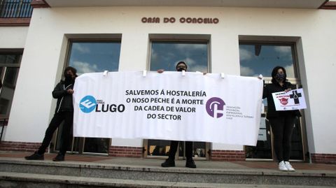 Pancarta de la Asociaci�n Provincial de Empresarios de Hosteler�a en la concentraci�n de Monforte