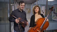 Boris y Elya, retratados este mircoles en la Escola de Idiomas de Ferrol, adonde acuden a clases de espaol con la asociacin Goethe