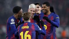 Los jugadores del Bar�a felicitan a Dani Olmo por su gol