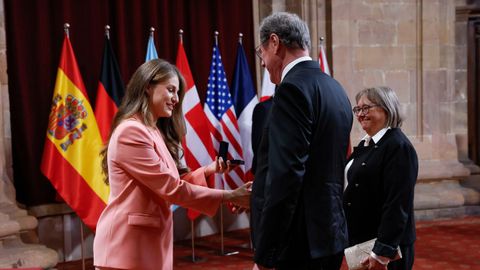 Leonor, princesa de Asturias, saluda a David Klenerman que recibir� esta tarde el premio de Premio Princesa de Asturias de Investigaci�n Cient�fica y T�cnica, junto a Shankar Balasubramanian y Pascal Mayer , durante la audiencia a los galardonados con los Premios Princesa de Asturias 2026 celebrada en la ma�ana de este viernes en el Hotel de la Reconquista de Oviedo