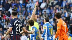 Momento en que el �rbitro expulsa a Yeremay durante el D�por-Eibar