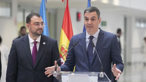 El presidente del Principado de Asturias, Adrin Barbn (i) y el presidente del Gobierno, Pedro Snchez (d) en el Hospital Universitario Central de Asturias (HUCA). ARCHIVO