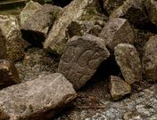 La inscripci�n se halla en un bloque de piedra recuperado del vertedero de escombros.