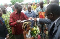 D�sir� Kouakou, la derecha, en un acto solidario en Grand Lahou, Costa de Marfil.  