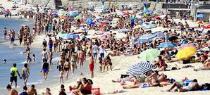 Las playas gallegas se llenaron ayer de gente deseosa de disfrutar del sol tras un largo invierno; en la imagen, la de Samil en Vigo, abarrotada.