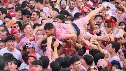 Plaza Consistorial de Pamplona durante el chupinazo de inicio de los Sanfermines