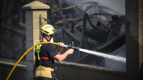 Imágenes del día después del incendio en una nave de Impex en Rubiáns, Vilagarcía